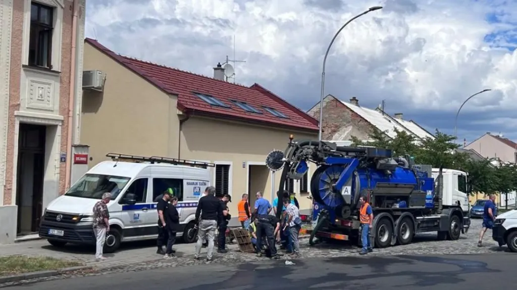 Výbuch při opravě vodovodního potrubí v Kroměříži zranil dva lidi