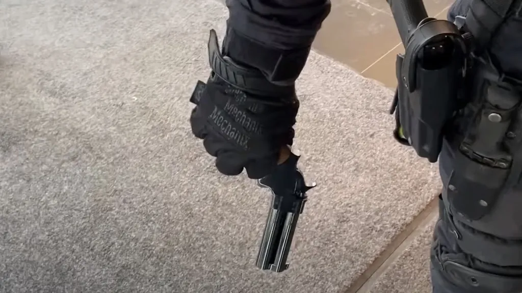 Zbraň zajištěná při zásahu v Brně