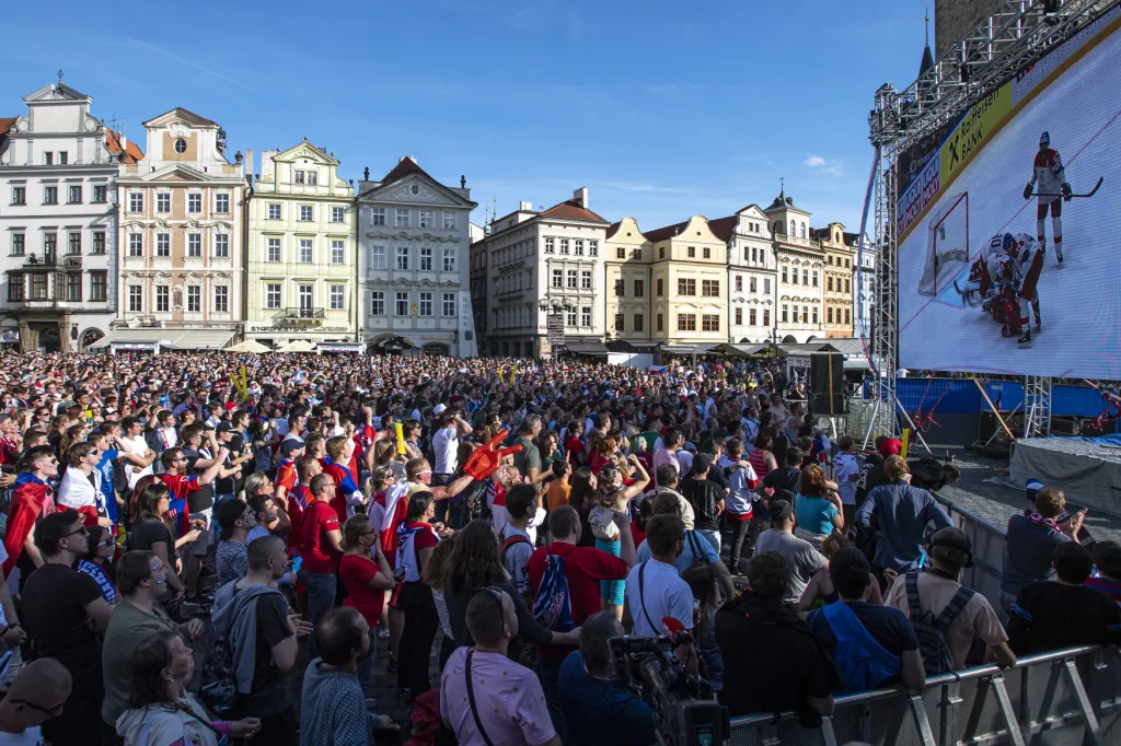 Fanoušci hokeje sledují boje o medaile i na Staroměstském náměstí v Praze