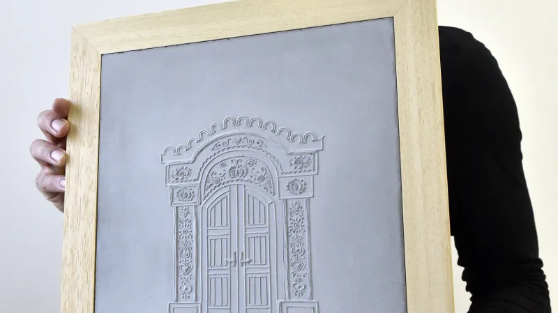 Brněnští umělci spojili techniku linorytu s betonem