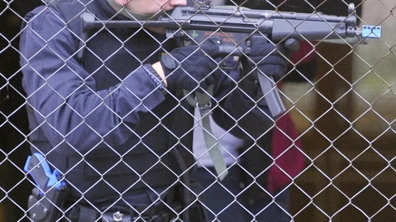 Policisté při cvičení zneškodnili dva ozbrojené útočníky, ti ale předtím „zastřelili“ tři lidi