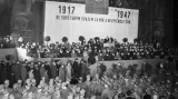 Oslava Velké říjnové socialistické revoluce (VŘSR) na Staroměstském náměstí. Pohled na tribunu a heslo „Se Sovětským svazem za mír a bezpečnost ČSR“. 6. listopadu 1947.