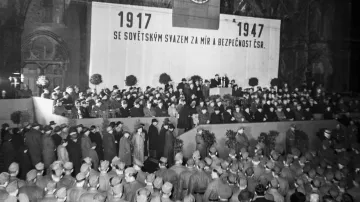 Oslava Velké říjnové socialistické revoluce (VŘSR) na Staroměstském náměstí. Pohled na tribunu a heslo „Se Sovětským svazem za mír a bezpečnost ČSR“. 6. listopadu 1947.