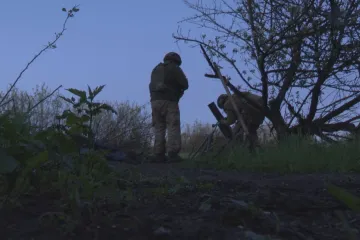 „Na město je tu dobrý výhled. Je celé v kouři.“ Štáb ČT natočil jednu noc minometné brigády u Bachmutu