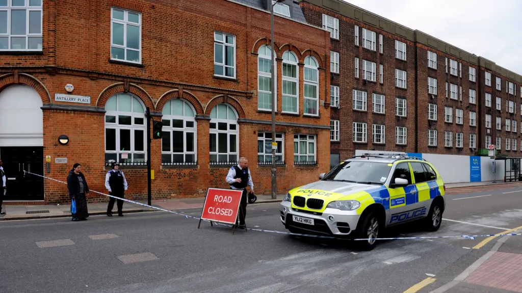 Policie vyšetřuje útok u kasáren na jihu Londýna