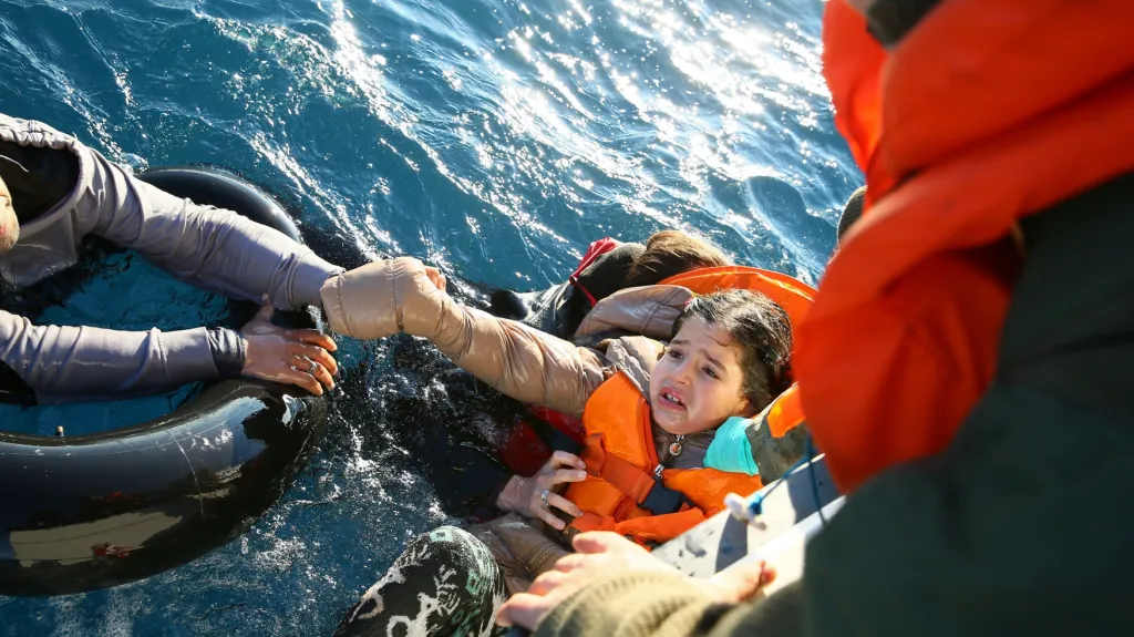Záchrana uprchlíků v moři mezi Tureckem a Řeckem