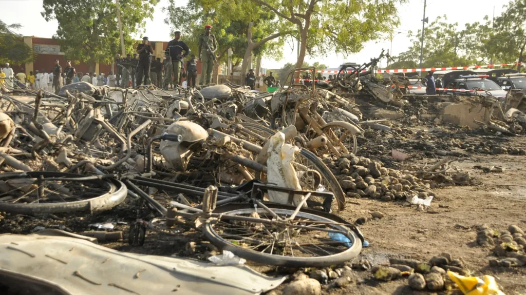 Trosky mešity po bombovém útoku v nigérijském městě Kano