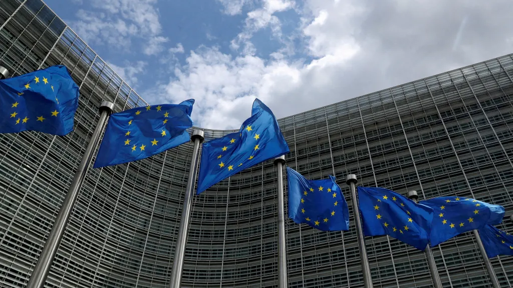 Vlajky EU před budovou Evropské komise v Bruselu