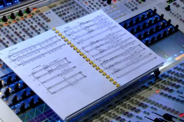 Palacha ve filmu provází hudba, umlčí ji jeho čin