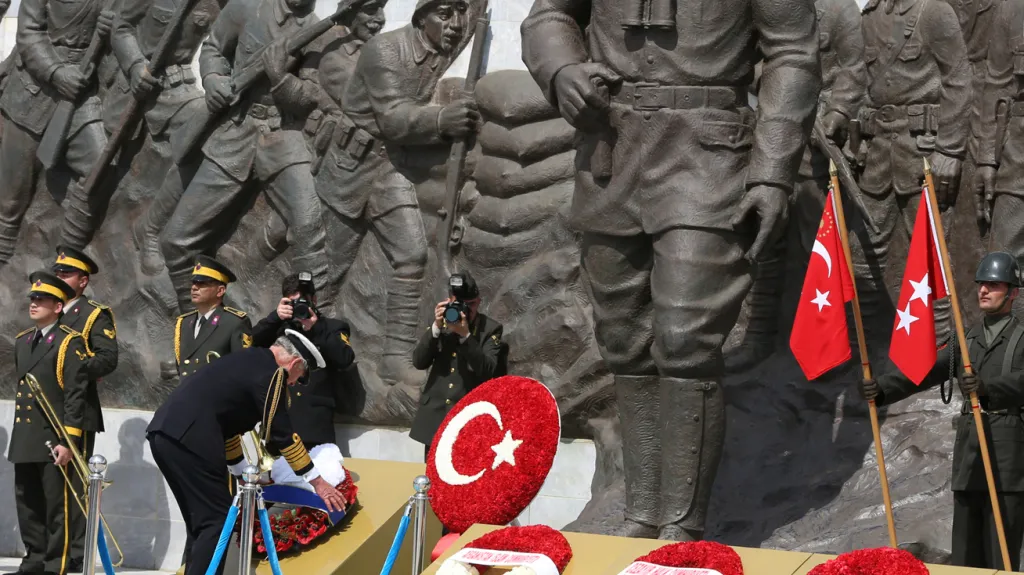 Princ Charles u památníku bojů na Gallipoli
