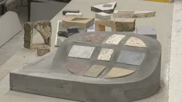 Umělecké dílo připomínající architekta Ersta Wiesnera