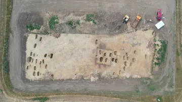 Záběr na průběh archeologického výzkumu Mušov-Roviny