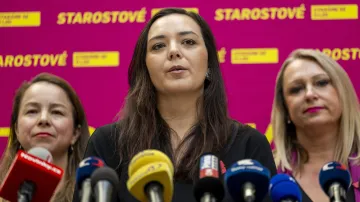 Nová místopředsedkyně Poslanecké sněmovny z hnutí STAN Barbora Urbanová (uprostřed)