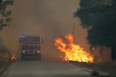 OBRAZEM: Hasiči dál bojují s obřím požárem v Portugalsku. Vítr neustále mění směr
