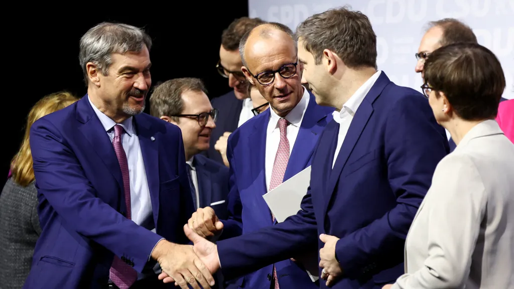 Markus Söder, Friedrich Merz a Lars Klingbeil při podpisu koaliční smlouvy