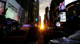 Lidé si fotí úkaz známý jako ManhattanHenge