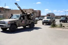 Maršál Haftar se snaží obsadit metropoli Libye. Před boji prchají tisíce lidí