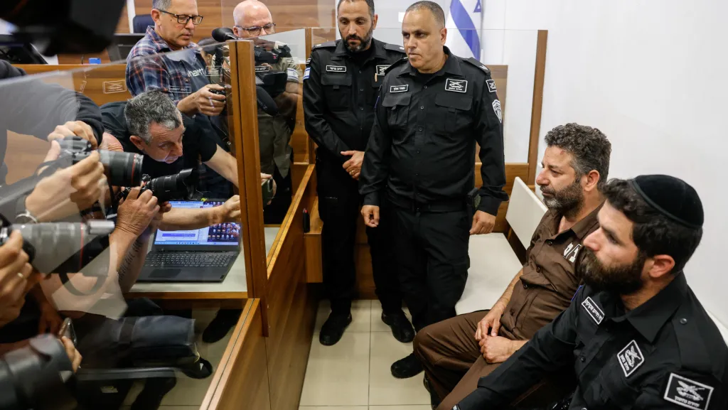 Zadržený aktivista Saif Abu Keshek během soudního jednání v Izraeli