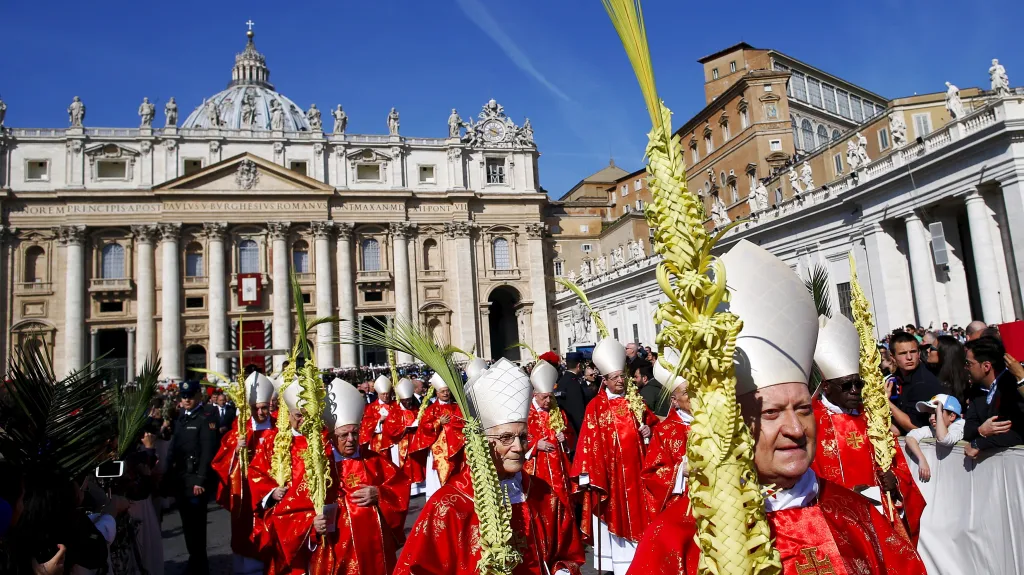 Průvod kardinálů s palmovými ratolestmi na Květnou neděli