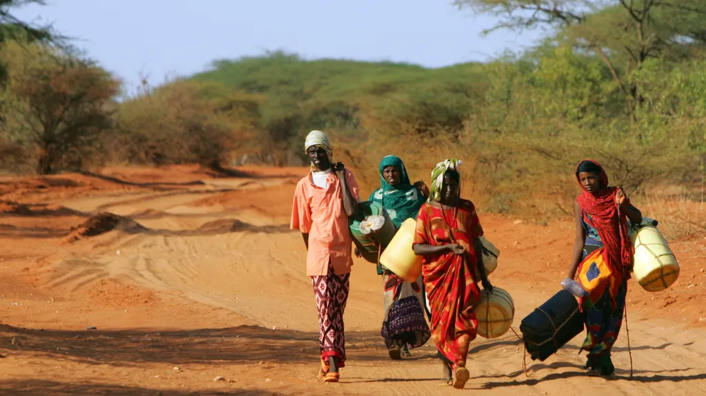 Obyvatelé Keni s plastovými kanystry hledají vodu