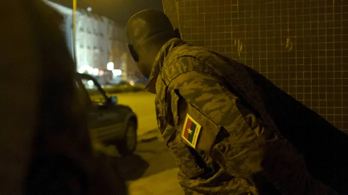 Burkinafaský voják při zásahu proti útočníkům Al-Káidy