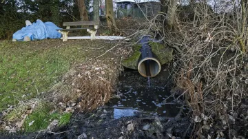 Odpadní roura v břehu Lipna u čističky odpadních vod ve Frymburku