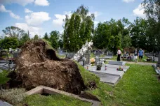 Poškozený hřbitov i koupaliště. Český Těšín odstraňuje následky bouře