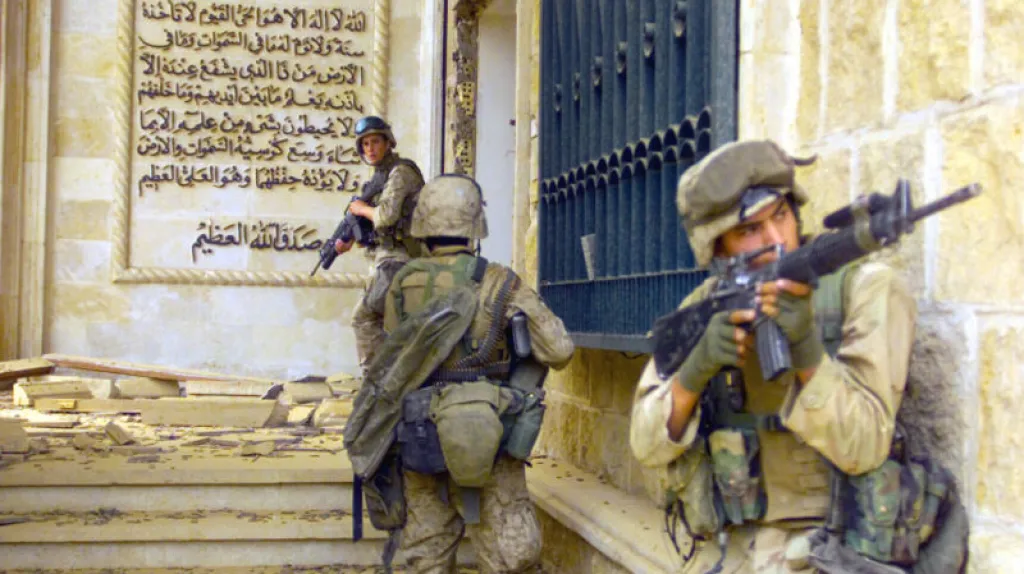Američtí vojáci v jednom ze Saddámových paláců