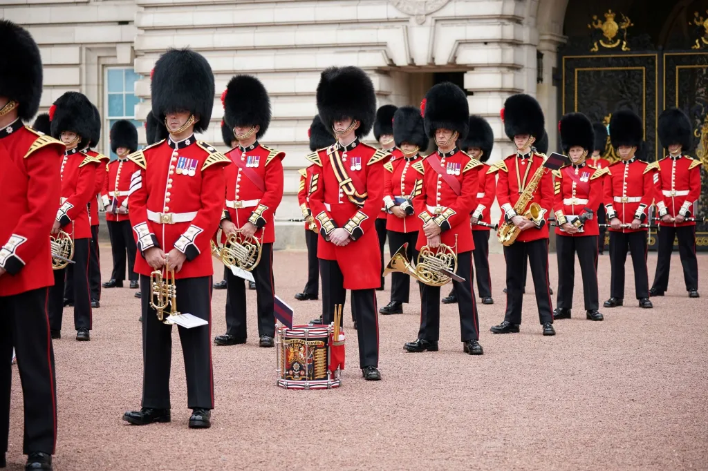 Poprvé od začátku pandemie se u Buckinghamského paláce v Londýně konala výměna stráží