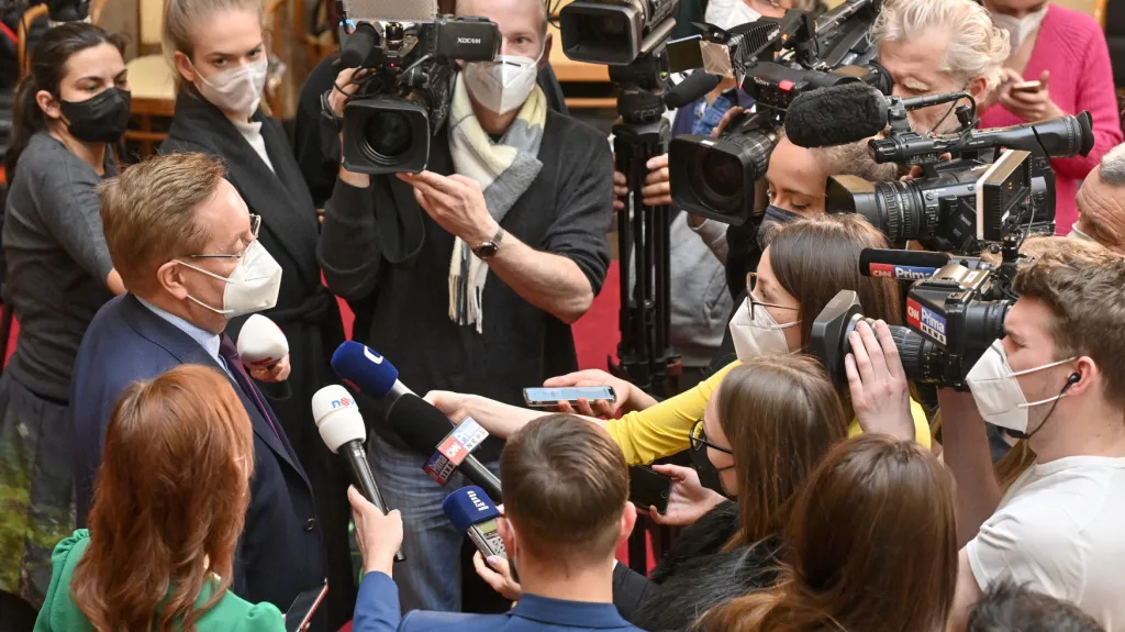 Petr Arenberger (vlevo) hovoří s novináři