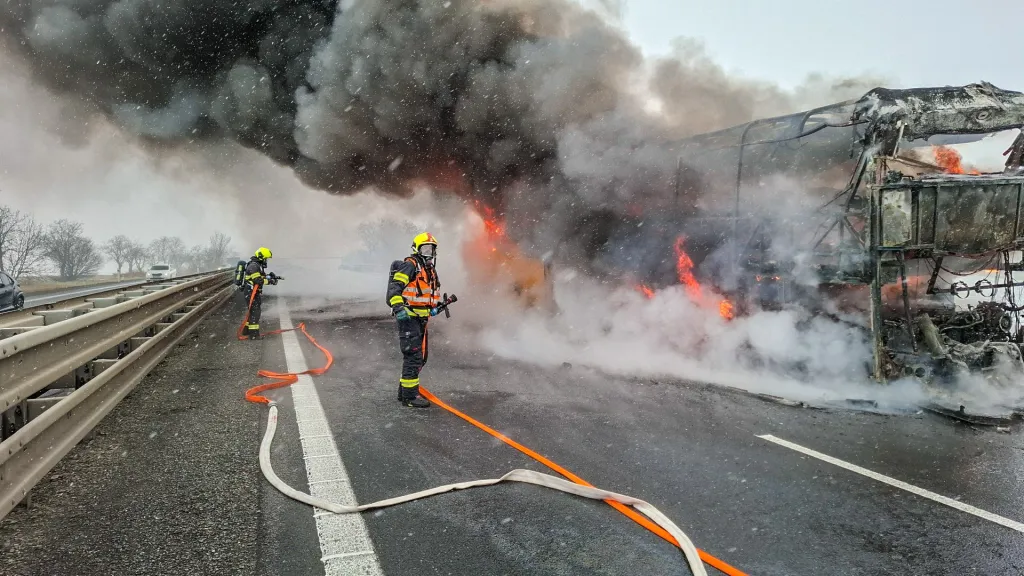 Hasiči zasahovali 29. ledna u požáru autobusu na dálnici D46 z Prostějova na Vyškov
