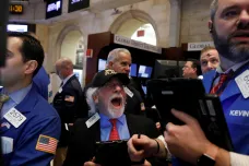 Americké akciové trhy začaly nový den opět se ztrátou. Skončily zhruba 2 procenta v plusu