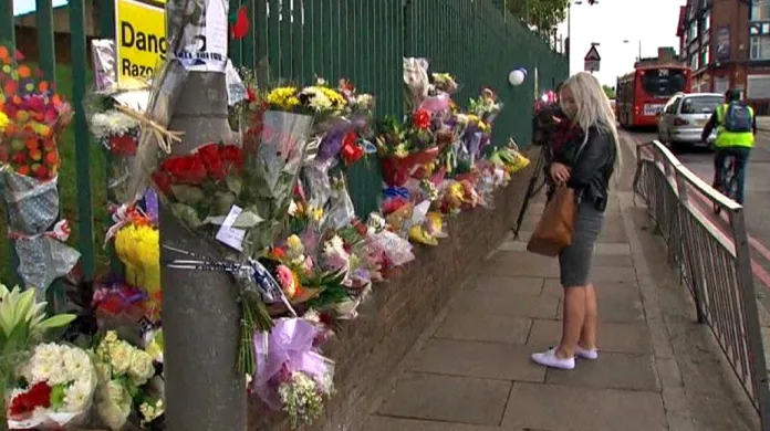 Květiny na místě zavraždění britského vojáka ve Woolwichi