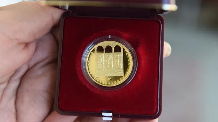 Zlatá mince, motiv hradu Bouzov, cyklus Hrady České republiky