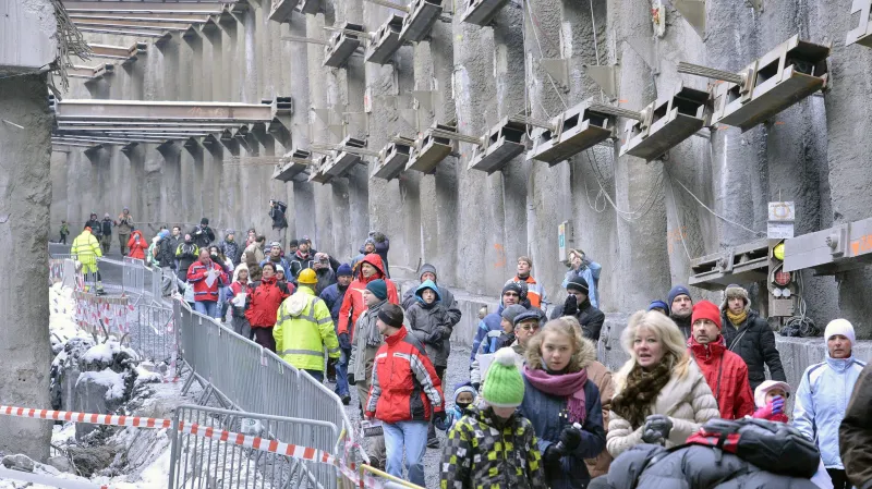 Den otevřených dveří na stavbě nových stanic metra