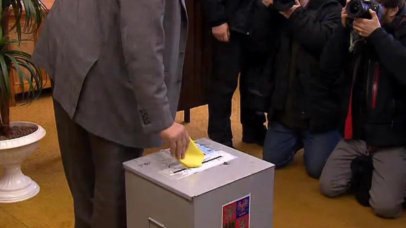 Karel Schwarzenberg hází do urny lístek bez obálky