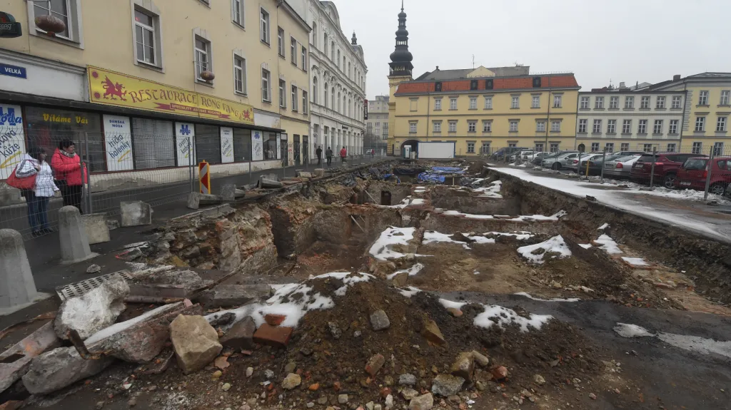 Průzkum v centru Ostravy na místě, kde dříve stály původní domy s podloubími, takzvané lauby