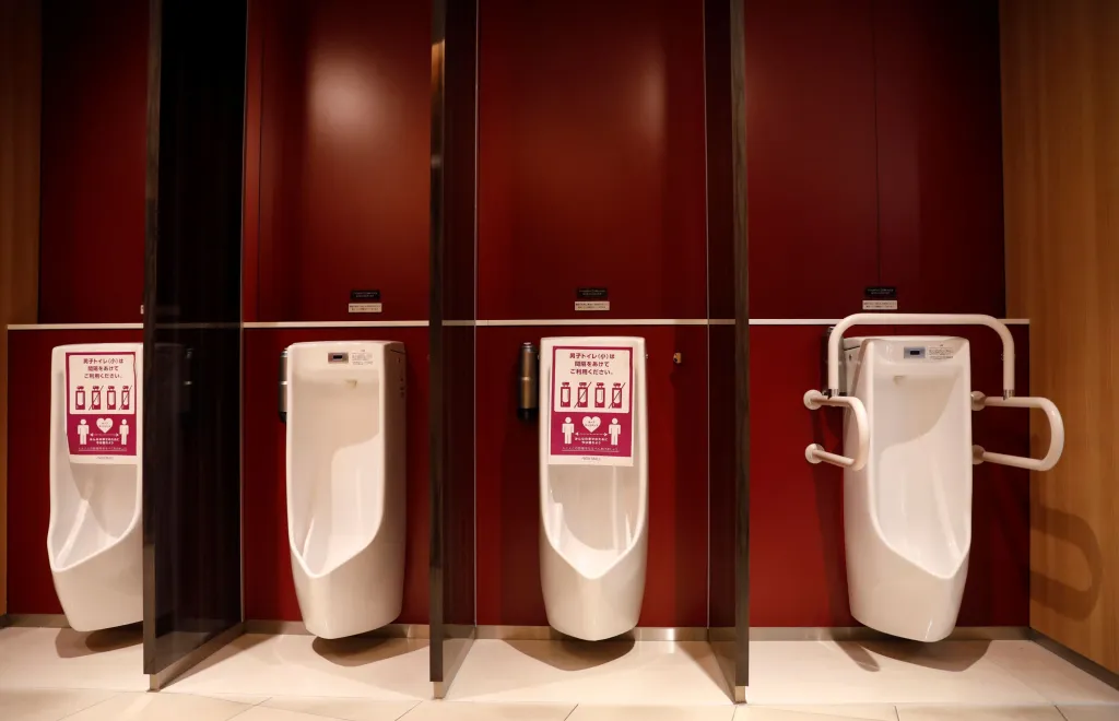 Cedule upozorňují na dodržování bezpečné vzdálenosti "na pisoár od sebe" v supermarketu v japonské Chibě