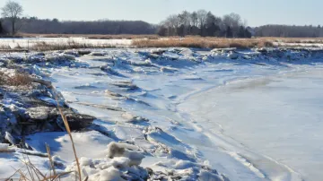 Zamrzlý meandr řeky Mill v Massachusetts