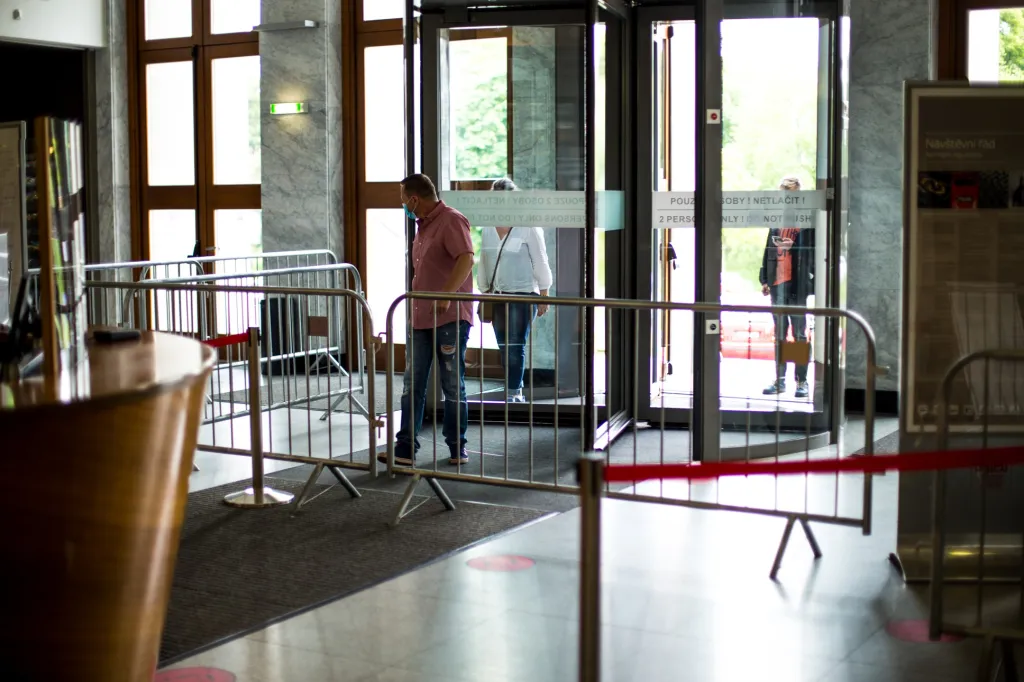 Návštěvníci musí do budovy vstupovat jednotlivě a dodržovat dvoumetrové rozestupy