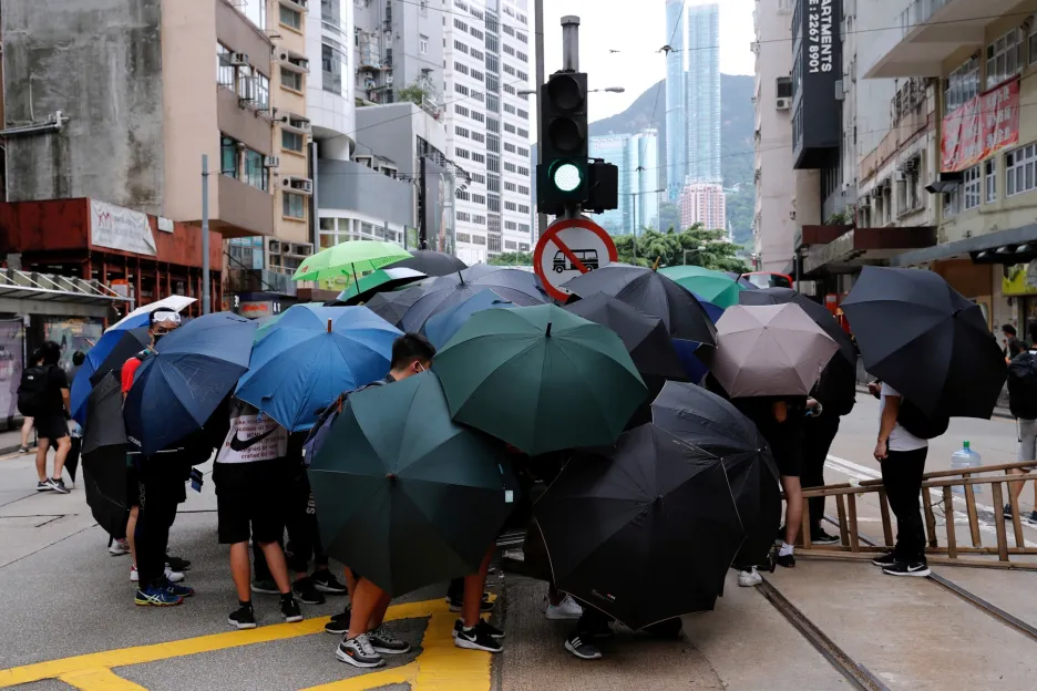 Protivládní protesty v Hongkongu opět zesilují. Na snímku skupina demonstranů skrývá svou identitu a domlouvá plán protestů