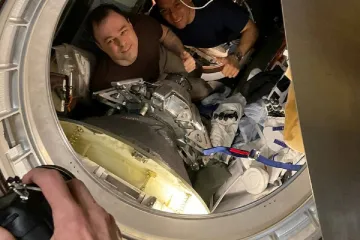 Z ISS se vrátili dva kosmonauti a jeden astronaut. Svou misí vytvořili nechtěný rekord