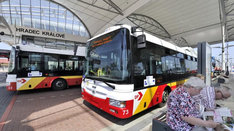 Jeden ze dvou posledních z 31 nových trolejbusů přijel do Hradce Králové