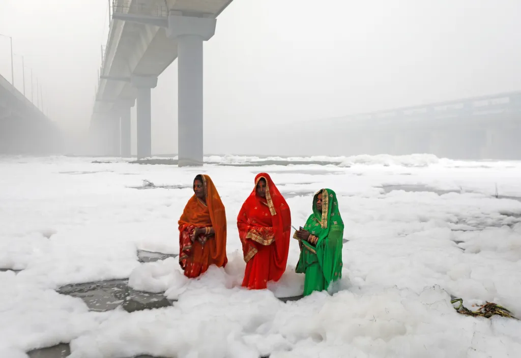 V indickém Dílí přestává být prostor pro „normální“ život. Snímek ukazuje míru znečištění řeky v kombinaci s extrémním smogem, který se tento týden v oblasti objevil