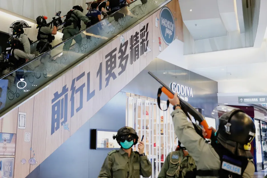 Napětí v Hongkongu nezastavila ani probíhající pandemie. Na snímku policie vniká do nákupního centra, aby rozptýlila protivládní demonstraci
