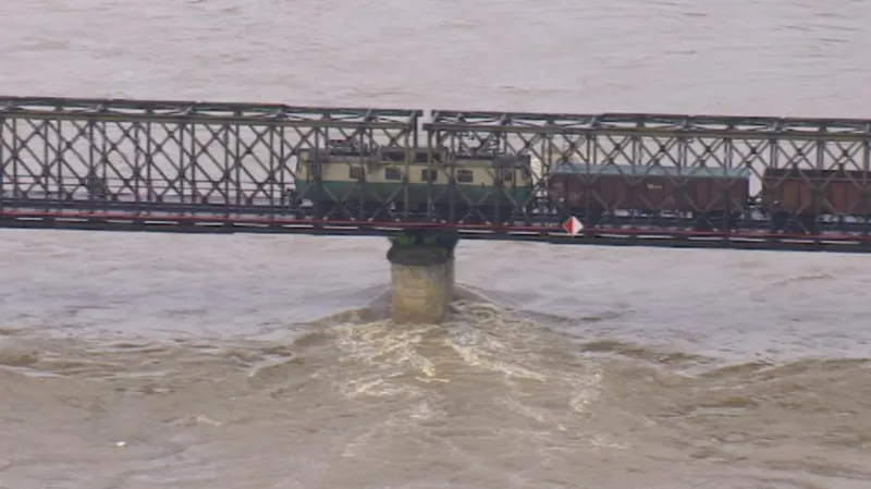 Vlak na mostě přes Labe v Děčíně