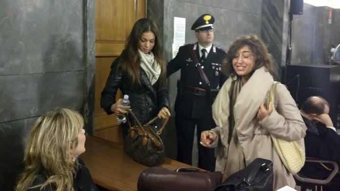 Karima Mahrúgová (vlevo) přichází svědčit k soudu