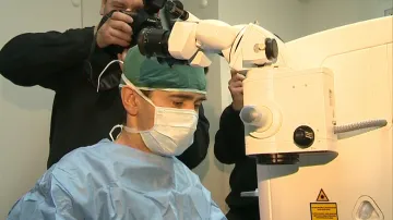 Operace šedého zákalu pomocí laseru je bezpečnější a šetrnější