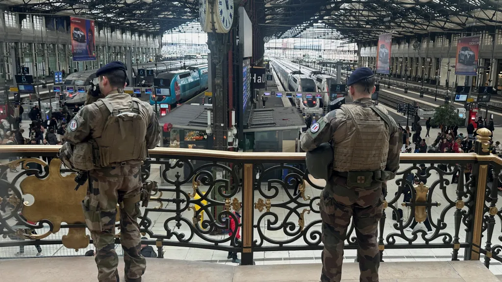 Francouzští vojáci na Lyonském nádraží po ranním útoku