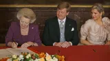 Královna Beatrix podepisuje svou abdikaci